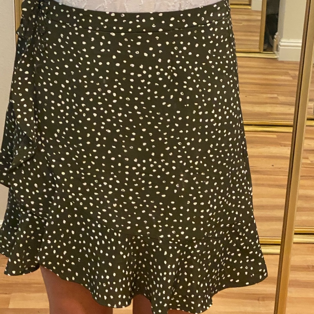 Cute high-wasted olive green skirt!
